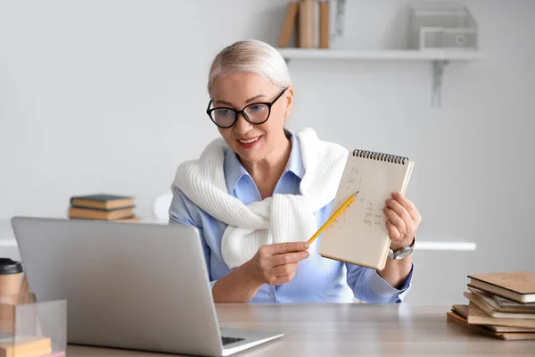 Tutora Dando Clase Línea — Foto de Stock