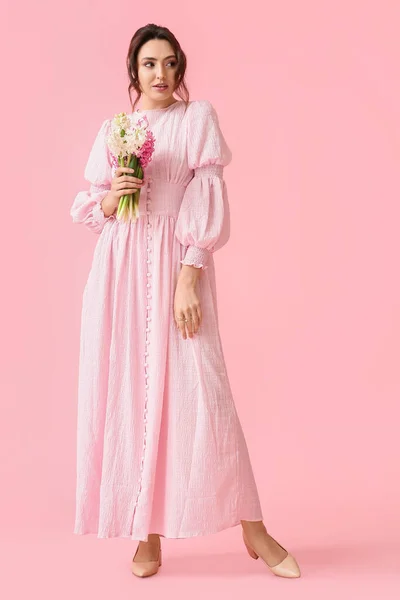 Ładna Młoda Kobieta Hiacynt Kwiaty Różowym Tle — Zdjęcie stockowe
