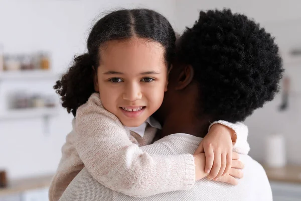Szczęśliwy Afroamerykanin Jego Córeczka Przytulają Się Domu — Zdjęcie stockowe