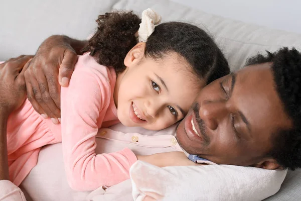 Feliz Hombre Afroamericano Pequeña Hija Tumbados Sofá Casa — Foto de Stock