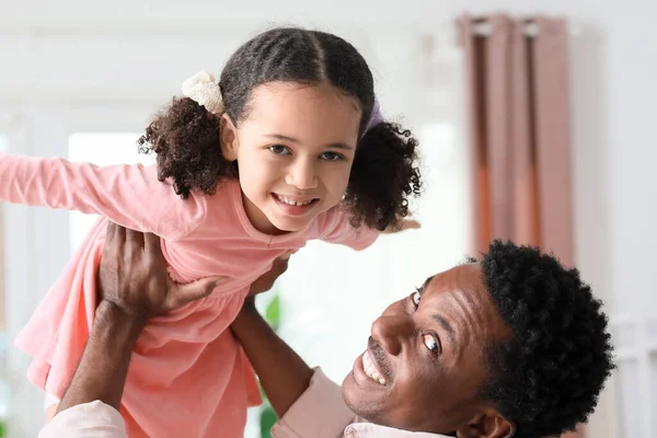 Feliz Hombre Afroamericano Pequeña Hija Jugando Casa — Foto de Stock