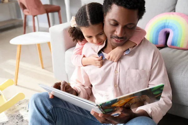 Gelukkige Afro Amerikaanse Man Zijn Kleine Dochter Lezen Boek Thuis — Stockfoto