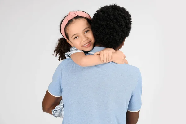 Портрет Маленької Афро Американської Дівчини Яка Обіймає Свого Батька Сірому — стокове фото
