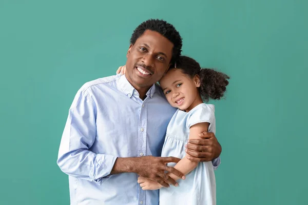 Portrait Little African American Girl Her Father Hugging Green Background — ストック写真