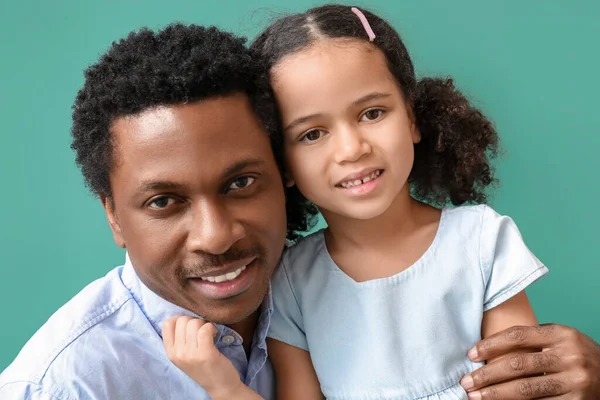 Porträtt Lilla Afroamerikanska Flicka Och Hennes Far Grön Bakgrund — Stockfoto