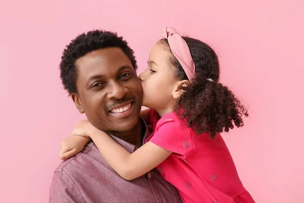 Retrato Menina Afro Americana Beijando Seu Pai Fundo Rosa — Fotografia de Stock