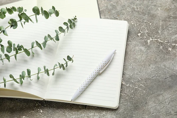 Σημειωματάρια Στυλό Και Πράσινα Κλαδιά Φόντο Grunge — Φωτογραφία Αρχείου