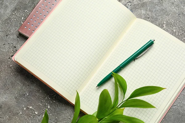 Ноутбуки Ручка Зеленая Ветка Фоне Гранжа — стоковое фото