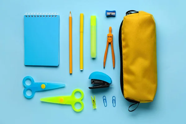 Caja Lápiz Con Papelería Escolar Sobre Fondo Azul Vista Superior — Foto de Stock