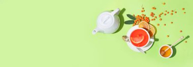 Yeşil arka planda lezzetli rowan çayı, bal ve kurabiye kompozisyonu ve metin için boşluk