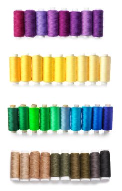 Beyazda izole edilmiş birçok farklı renkli iplikler 