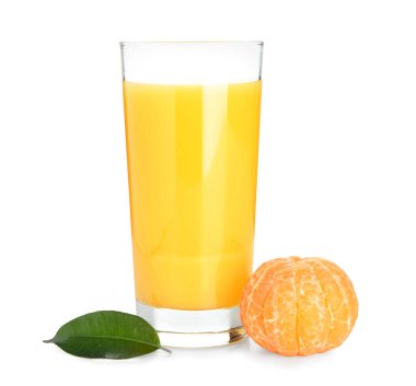 Beyaz arka planda bir bardak lezzetli mandalina suyu.