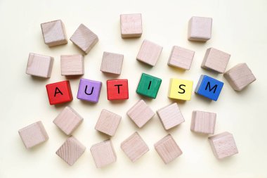 Sözcük AUTISM beyaz arkaplanda tahta küpler