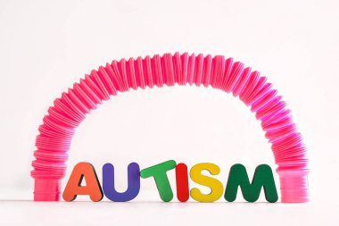 Beyaz arka planda Pop Tube 'lu Kelime AUTISM