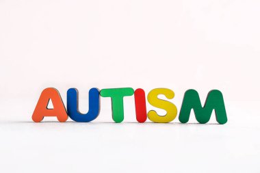 Beyaz arkaplanda Kelime AUTISM