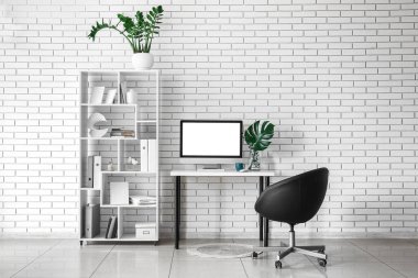 Çalışma yeri ve raf ünitesi olan modern ofis.