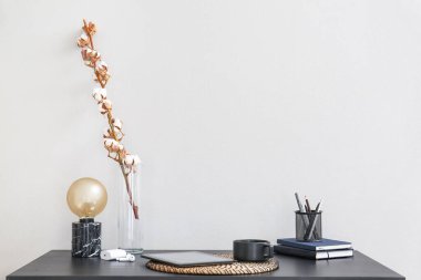 Aletleri, pamuk çiçekleri, lambası ve bardağı olan işyeri