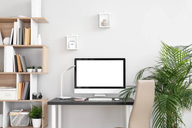 Çalışma yeri, ev bitkileri ve raf ünitesi olan ışık ofisinin içi