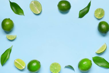 Mavi arka planda taze limonlardan yapılmış çerçeve