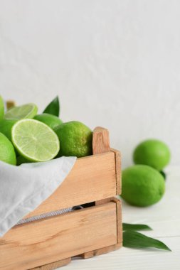 Tahta kutu taze limonlu, yakın plan.