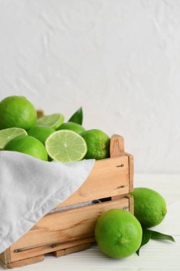 Masada taze limonlu ahşap kutu.