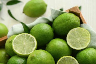 Taze olgun limonlu kutu, yakın plan.