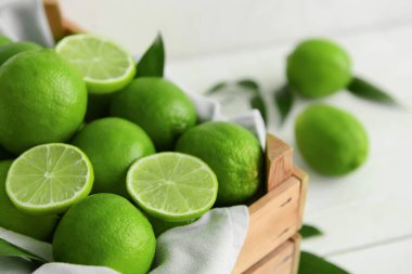 Taze olgun limonlu kutu, yakın plan.