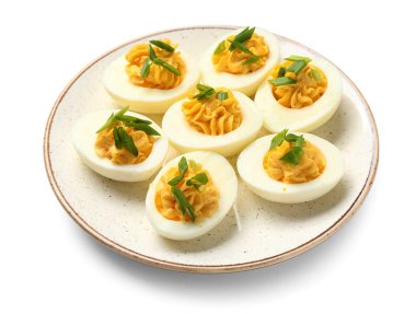 Beyaz arka planda lezzetli doldurulmuş yumurta tabağı. Paskalya kutlaması