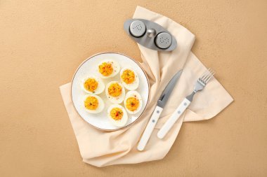 Bej arka planda içi doldurulmuş yumurta tabağı. Paskalya kutlaması