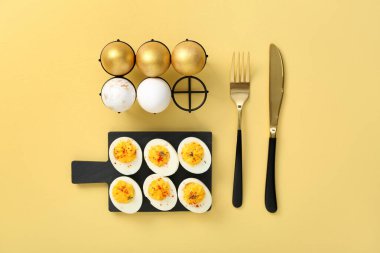 Sarı arka planda içi doldurulmuş yumurta. Paskalya kutlaması