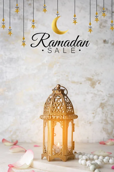 Мусульманская Лампа Текст Ramadan Sale Светлом Фоне — стоковое фото