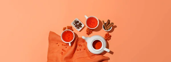 オレンジの背景においしいローワン茶 ベリーとスパイスと組成物 トップビュー — ストック写真