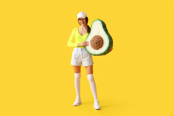 Mujer Joven Con Piñata Mexicana Sobre Fondo Amarillo —  Fotos de Stock