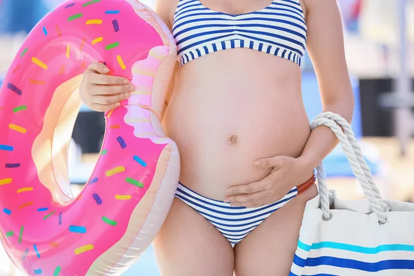 Yüzme Havuzunun Yanında Şişme Yüzüğü Çantası Olan Hamile Bir Kadın — Stok fotoğraf