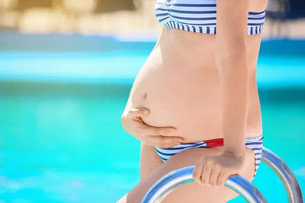 Gravid Kvinna Nära Poolen — Stockfoto