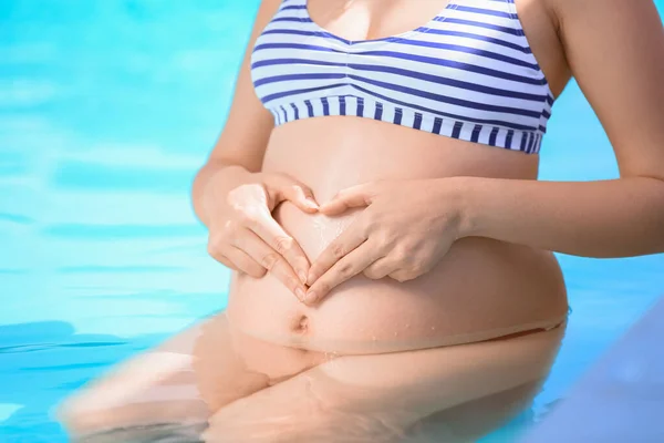 Gravid Kvinna Som Gör Hjärtformen Magen Med Händerna Poolen — Stockfoto