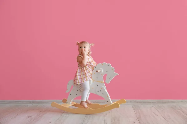 Αξιολάτρευτο Κοριτσάκι Κουνιστό Άλογο Κοντά Ροζ Τοίχο — Φωτογραφία Αρχείου