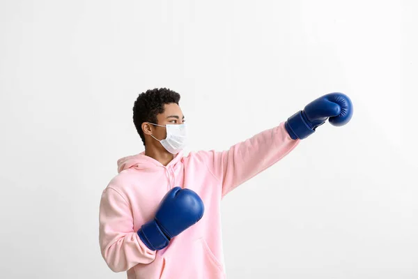 Jonge Afro Amerikaanse Man Met Medisch Masker Met Bokshandschoenen Witte — Stockfoto