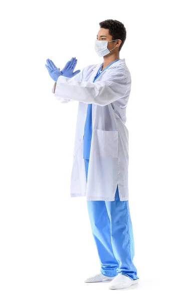白い背景に停止ジェスチャーを示す医療用マスクの若いアフリカ系アメリカ人医師 免疫概念 — ストック写真