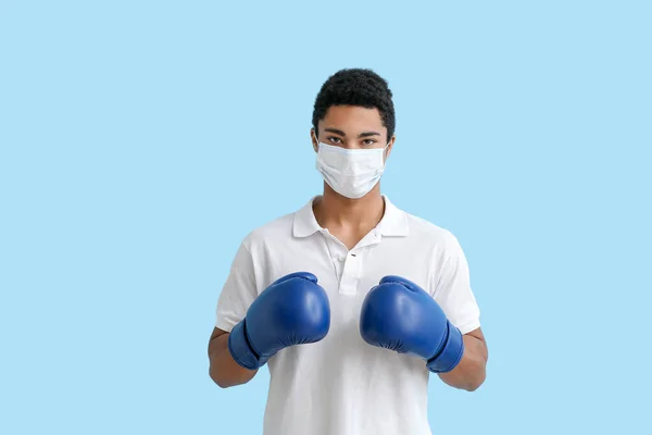 Jonge Afro Amerikaanse Man Met Medisch Masker Met Bokshandschoenen Blauwe — Stockfoto