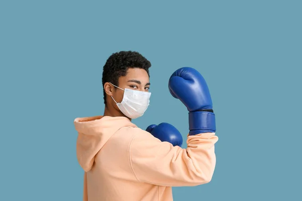 Jonge Afro Amerikaanse Man Met Medisch Masker Met Bokshandschoenen Blauwe — Stockfoto