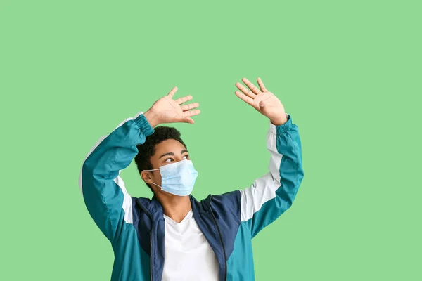 Jonge Afro Amerikaanse Man Met Medisch Masker Beschermt Zichzelf Groene — Stockfoto