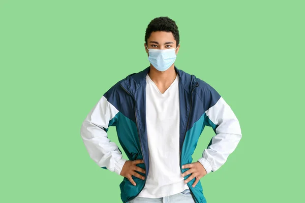 Jonge Afro Amerikaanse Man Met Medisch Masker Groene Achtergrond Immuniteitsconcept — Stockfoto