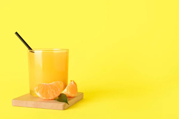 Glass Fresh Tangerine Juice Yellow Background — Stock Photo, Image