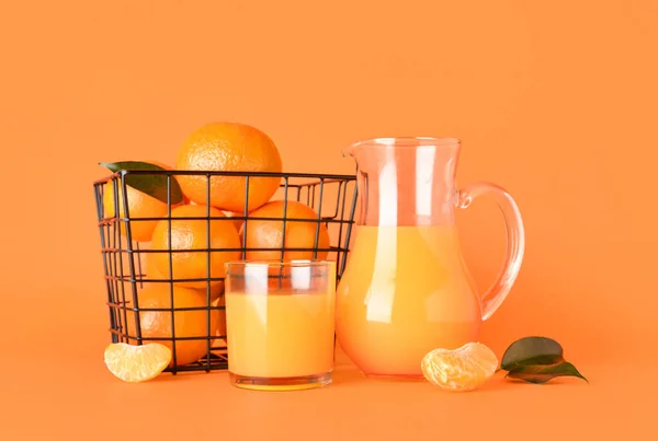 Krug Und Glas Mit Frischem Mandarinensaft Auf Orangefarbenem Hintergrund — Stockfoto