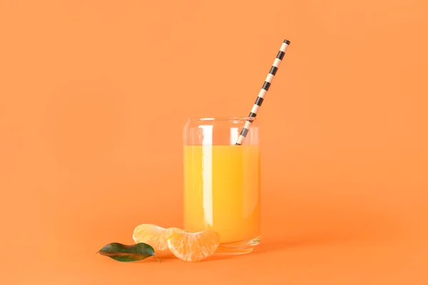 Szklanka Świeżego Soku Mandarynkowego Pomarańczowym Tle — Zdjęcie stockowe