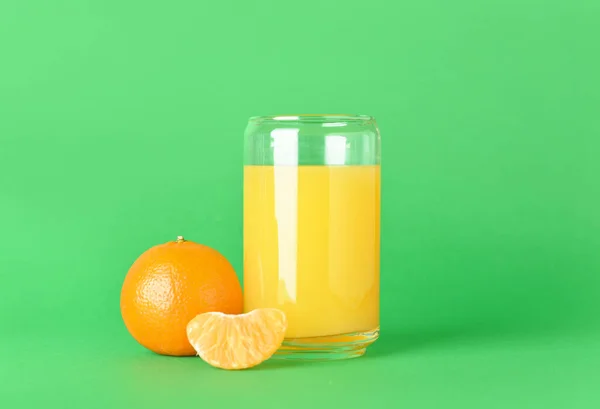 Glas Frischer Mandarinensaft Auf Grünem Hintergrund — Stockfoto
