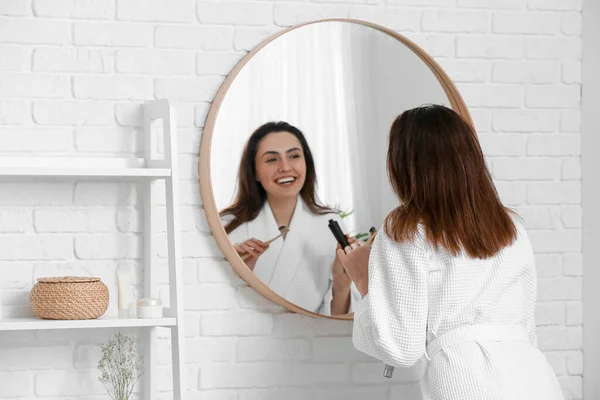 Güzel Genç Bir Kadın Banyoda Dişlerini Kömür Diş Macunuyla Fırçalıyor — Stok fotoğraf