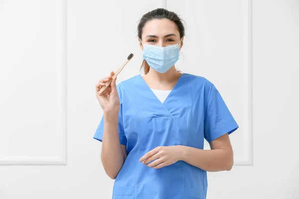 Dentista Feminina Com Pasta Carvão Ativado Dente Escova Fundo Claro — Fotografia de Stock