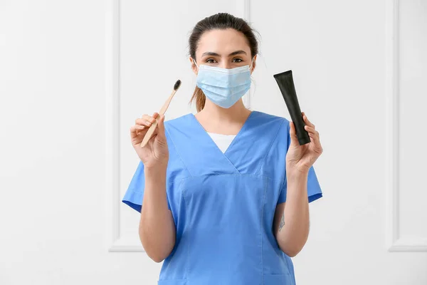Dentista Feminina Com Pasta Carvão Ativado Dente Escova Fundo Claro — Fotografia de Stock